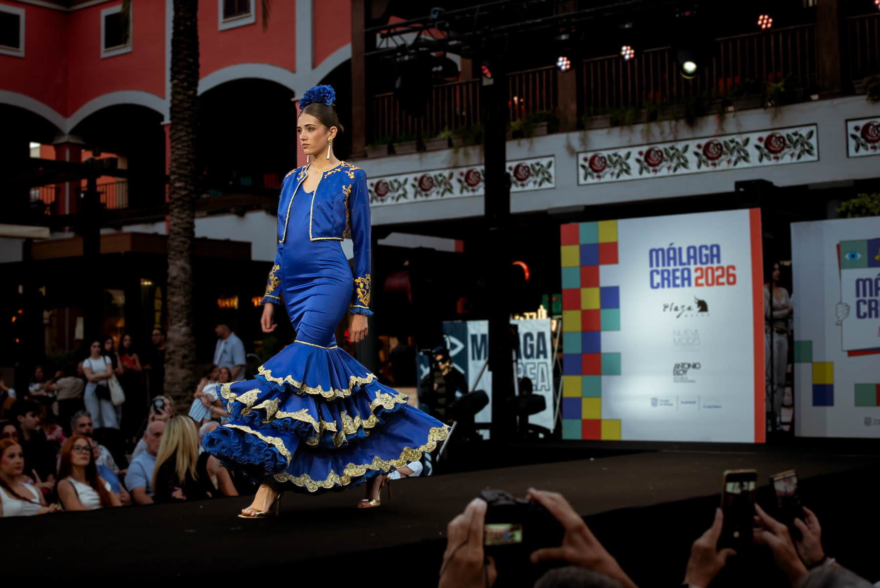 Modelo desfilando en la pasarela Málaga Crea 2026